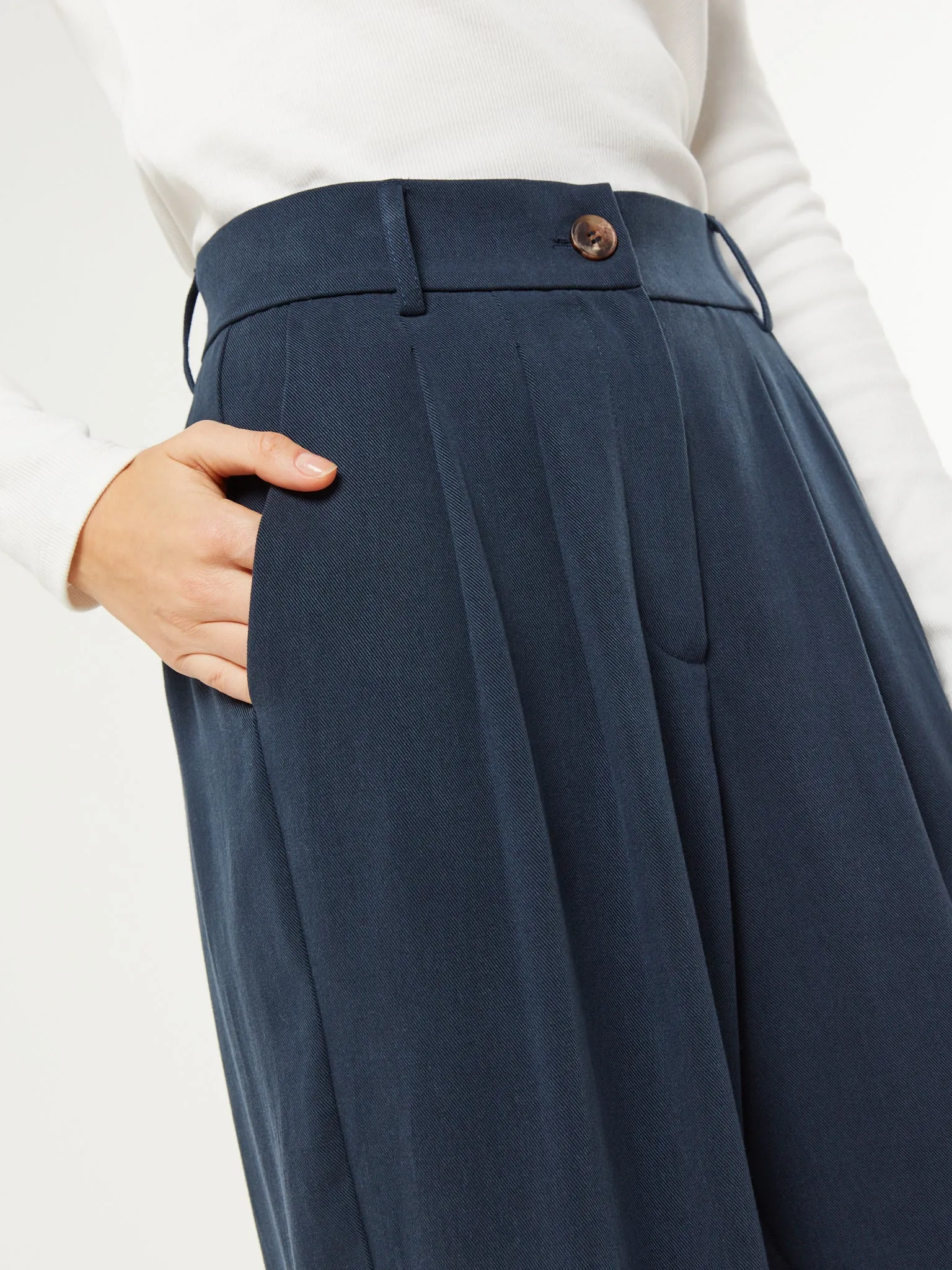 Cinnamon Short Trouser in Navy